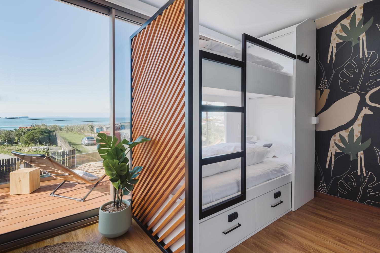 Cama en habitación femenina compartida de 4 camas